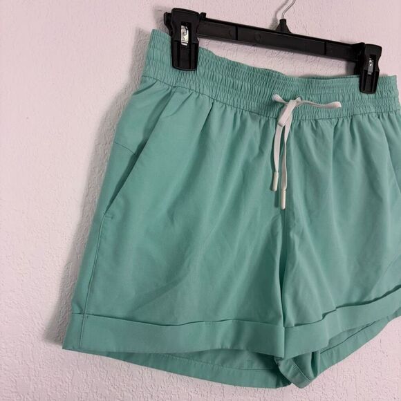 Lululemon Light Green Cuffed Athletic Shorts with Side Pockets - Picture 4 of 9